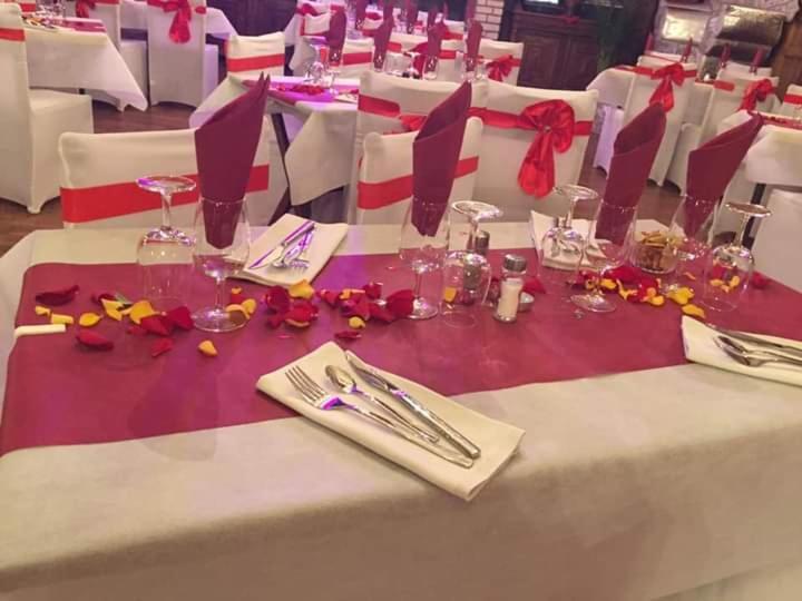 Hotellerie Normande Dozule Bagian luar foto